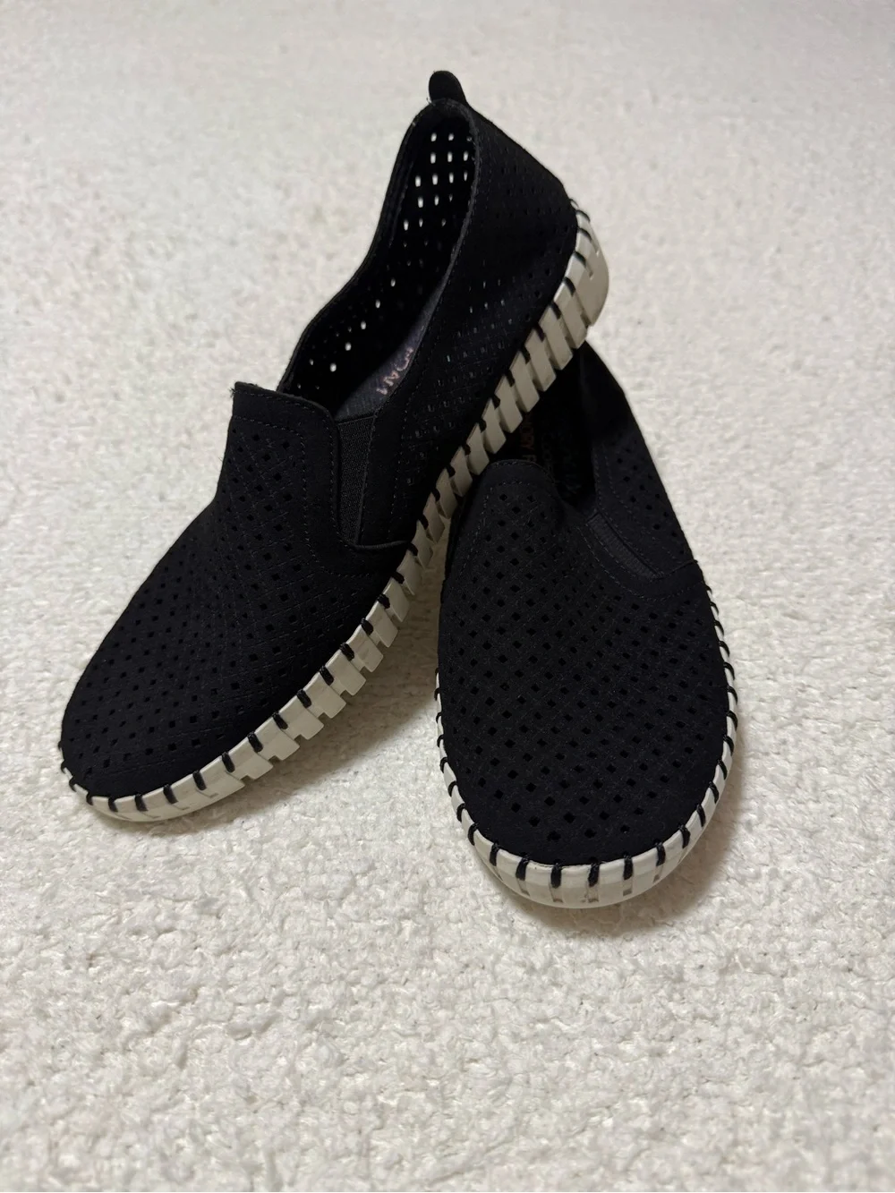 Skechers Women’s Black Perforated Slip-On Casual Loafers size 8